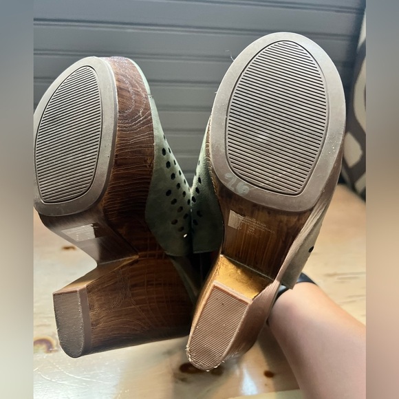 Guess Green Wedges with Modern Elegance - Picture 5 of 10